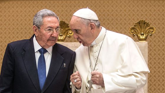 Raúl Castro y el papa Francisco en el Vaticano.