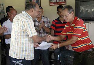 Entrega de compromisos para el verano 2014, en sala de televisión de Mataguá, Villa Clara.