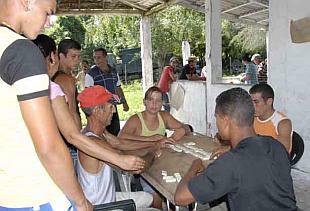 Juego de dominó en la inauguración del verano 2014 en Mataguá, Villa Clara.