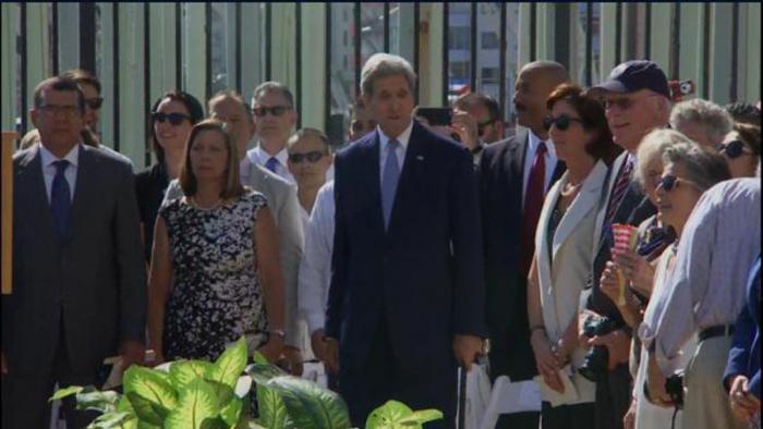 John Kerry en ceremonia de apertura de embajada en Cuba.