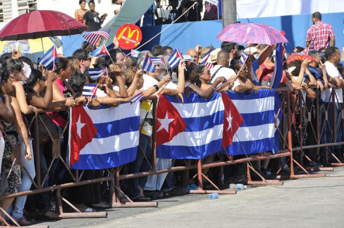 Pueblo con banderas de Cuba frente a a embajada de Estados Unidos.
