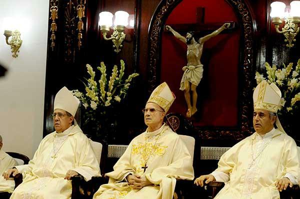Monseñor Marcelo Arturo González Amador, obispo de Santa Clara; su eminencia el Cardenal Tarcisio Bertone; y el Arzobispo Bruno Musaró, Nuncio Apostólico en Cuba.