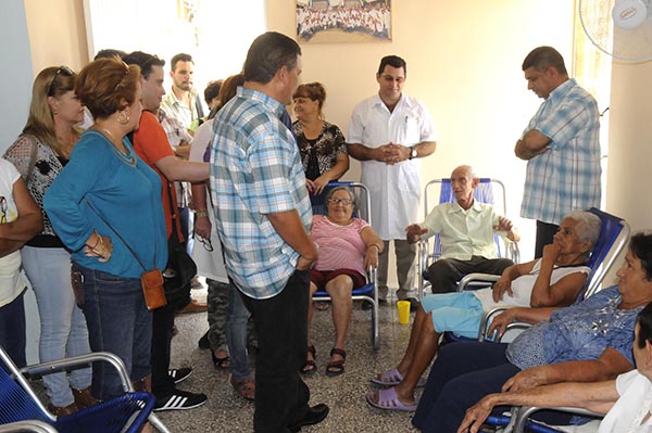 Julio Lima y Jorgelina Pestana visitaron la Casa de Abuelos 3