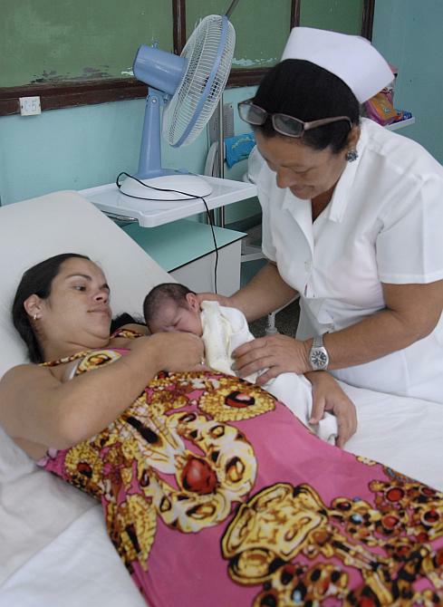 Madre y lactante en hospital de Sagua la Grande.