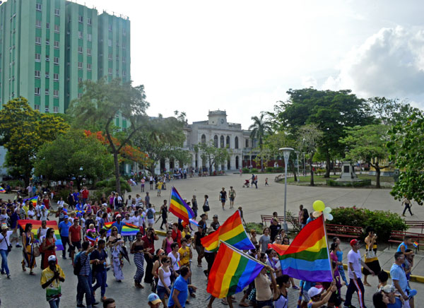 Marcha contra la homofobia en el Parque Vidal de Santa Clara.