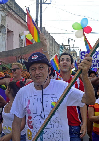 Ramón Silverio encabeza la marcha contra la homofobia.