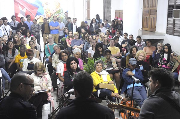 Público en la peña La Casa Nueva, del Icap en Villa Clara.