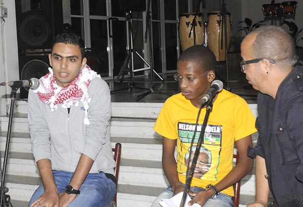 Estudiantes Watan Alabed (Palestina) y Walter Pelega (Sudáfrica)