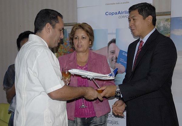 Adolfo Sen (a la derecha), director internacional de ventas de Copa Airlines.