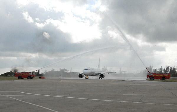 Ceremonia de bautizo de los bomberos al primer vuelo de Copa Airlines hasta Santa Clara.