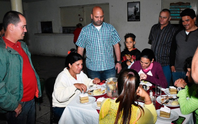 El miembro del Buró Provincial Osnay Miguel Colina, departe con féminas que hacen zafra. (Foto: Carlos Rodrí­guez)