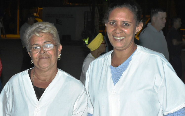 Hilda Rodríguez Tortosa, con más de 40 años en el sector azucarero, izquierda, resultó reconocida como trabajadora destacada. (Foto: Carlos Rodríguez)