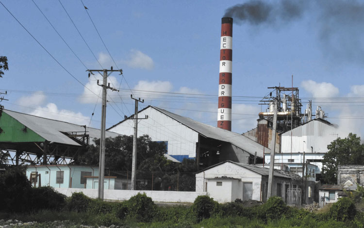 El «Coloso» de Villa Clara activó su maquinaria industrial. (Foto: Luis Machado Ordetx)