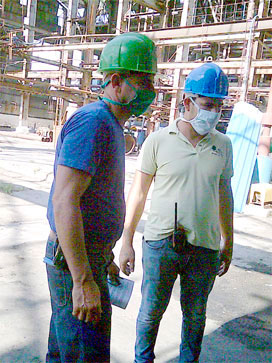Chávez Roque, director, y Darién Pérez, ingeniero químico de la refinería Chiquitico Fabregat. Chávez Roque, director, y Darién Pérez, ingeniero químico de la refinería Chiquitico Fabregat.