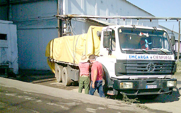 Extracción de azúcar refino de la refinería Chiquitico Fabregt, de Remedios. Extracción de azúcar refino de la refinería Chiquitico Fabregt, de Remedios.