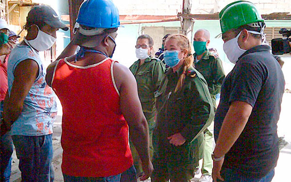 Yudí Rodríguez, presidenta del Consejo de Defensa Provincial de Villa Clara dialoga con trabajadores del central azucarero Héctor Rodríguez.