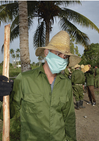 Alejandro González, soldado del Ejército Juvenil del Trabajo que labora en el organopónico Las Marianas. Alejandro González, soldado del Ejército Juvenil del Trabajo que labora en el organopónico Las Marianas.