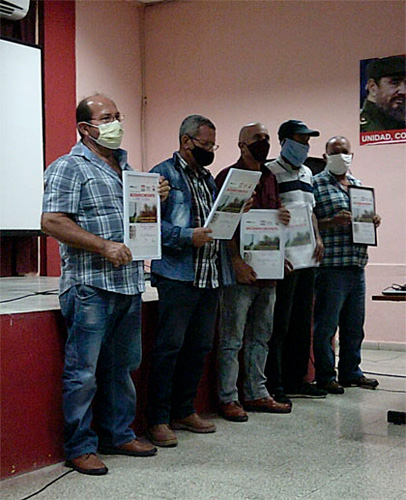 Los directivos CPA Bernardo Dí­az (Cifuentes), Augusto César Sandino (Placetas) y  Julio Casales (Quemado de Gí¼ines), junto a las UBPC Carlos Manuel de Céspedes (Ranchuelo), La Piedra (Corralillo), Juan Verdecia (Camajuaní­), 13 de Octubre y Bernardo Cuevas (Quemado de Gí¼ines), así­ como la unidad de atención a productores Heriberto Duquesne, en Remedios, fueron reconocidos durante el balance. (Foto: Luis Machado Ordetx).