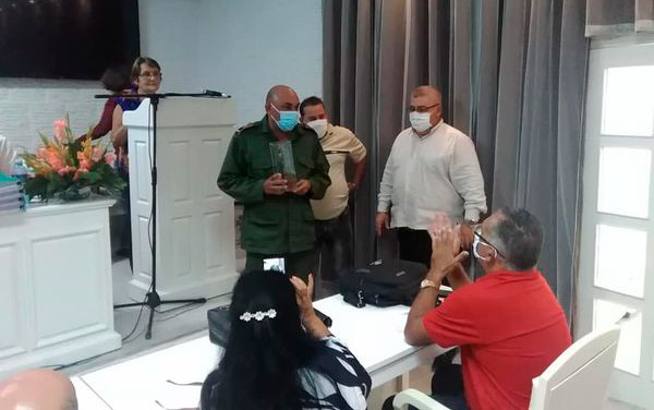 Reconocimiento a Héctor Torna, por sus seis años como delegado de la Agricultura en Villa Clara.