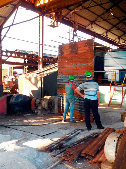 Reparación de central azucarero; ajuste de las esteras.