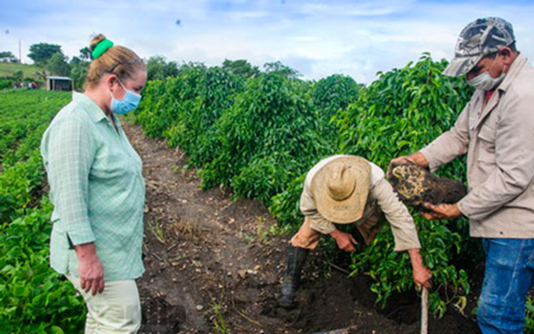 Yudí Rodríguez Hernández, primera secretaria del Partido en Villa Clara,  en recorrido por la finca del campesino camajuanense Maikel Santana.