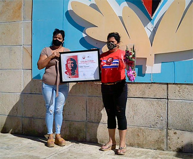 Neldys Romero Olivera, a la derecha, recibió el diploma que acredita al colectivo como el primero de la provincia en cumplir el plan anual de producción. (Foto: Luis Machado Ordetx).