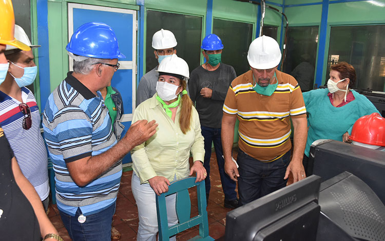 La primera secretaria del Partido y el gobernador de Villa Clara recorren ingenio azucarero Panchito Gómez Toro, en Quemado de Gí¼ines.