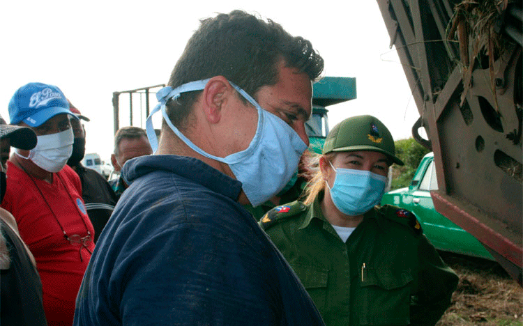 Yordani Pérez Sardá, operador de combinada, en intercambio de criterios con Rodríguez Hernández. (Foto Luis Machado Ordetx) Yordani Pérez Sardá, operador de combinada, en intercambio de criterios con Rodríguez Hernández. (Foto Luis Machado Ordetx)