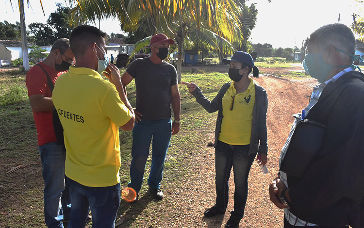 La vicegobernadora de Villa Clara, Milaxy Sánchez, dialoga con autoridades gubernamentales de Cifuentes y del Consejo Popular Unidad Proletaria.