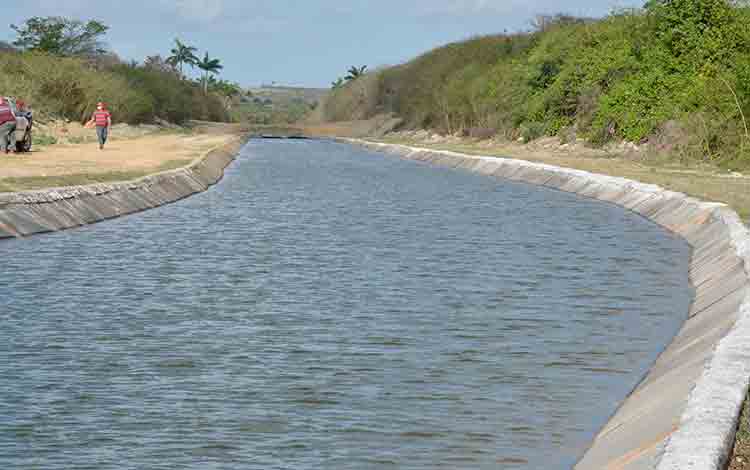 El revestimiento de juntas en enchape de canales a partir de mortero cubano contribuye a eliminar fugas de agua. (Foto Ramón Barreras Valdés). El revestimiento de juntas en enchape de canales a partir de mortero cubano contribuye a eliminar fugas de agua. (Foto Ramón Barreras Valdés).