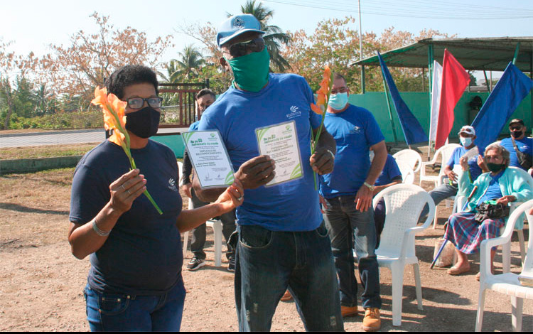 Rosa Pérez Gómez y Pedro Moré González, trabajadores destacados de Azutecnia, en Villa Clara. Rosa Pérez Gómez y Pedro Moré González, trabajadores destacados de Azutecnia, en Villa Clara.
