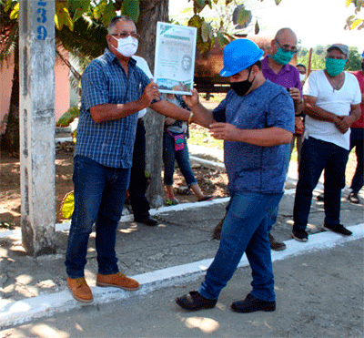 Andrés Durán Fundora (izquierda), entregó el reconocimiento de Cuadro Destacado a Julio César Finalet Domínguez, director del central sagí¼ero. (Foto Luis Machado Ordetx) Andrés Durán Fundora (izquierda), entregó el reconocimiento de Cuadro Destacado a Julio César Finalet Domínguez, director del central sagí¼ero. (Foto Luis Machado Ordetx)