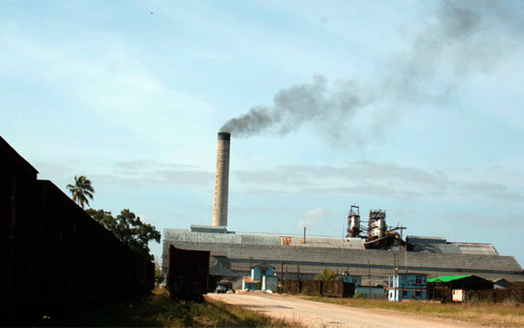 Al ingenio José María Pérez, de Camajuaní, restan 3854,7 toneladas para cumplir el plan de producción. (Foto Luis Machado Ordetx) Al ingenio José María Pérez, de Camajuaní, restan 3854,7 toneladas para cumplir el plan de producción. (Foto Luis Machado Ordetx)