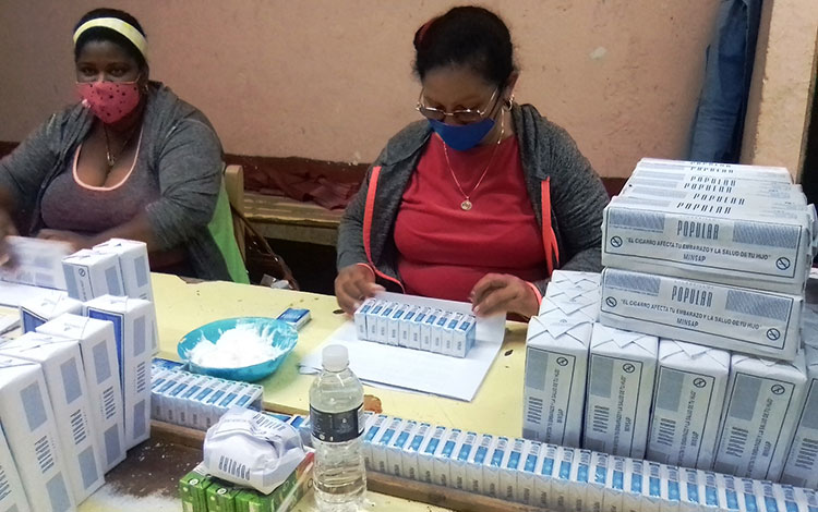 Proceso productivo en la fábrica de cigarros Ramiro Lavandero, en Ranchuelo, Villa Clara.
