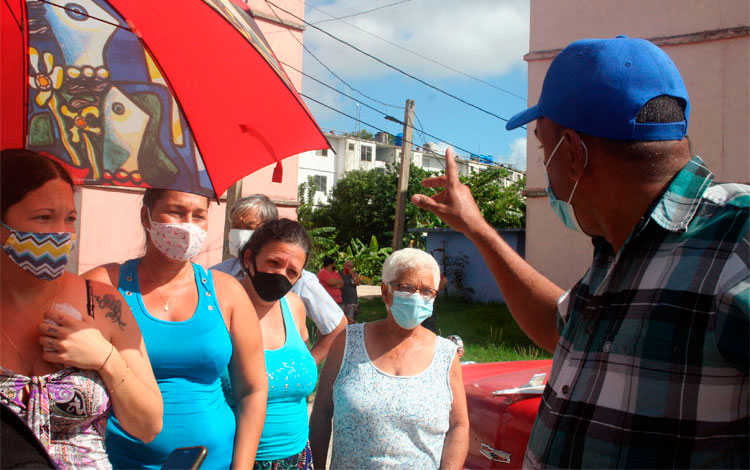 Gobernador de Villa Clara escucha las opiniones del pueblo en Nueva Isabela, en Sagua la Grande. Gobernador de Villa Clara escucha las opiniones del pueblo en Nueva Isabela, en Sagua la Grande.