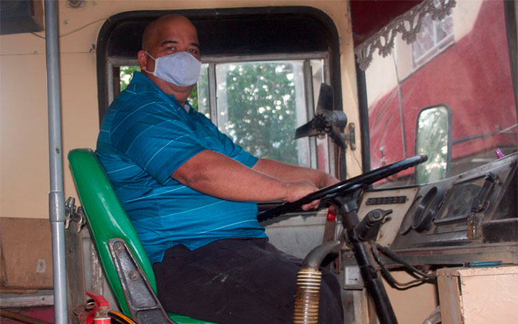 Al volante del ómnibus un hombre que saca tiempo para cultivar la tierra. (Foto: Luis Machado Ordetx)