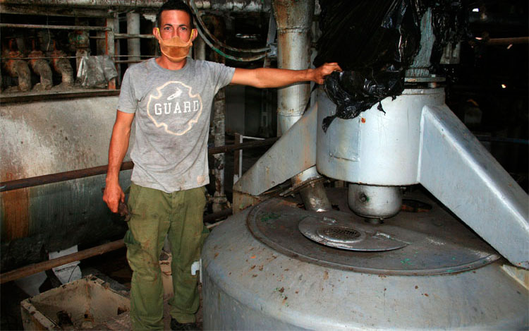 Los jóvenes mecánicos constituyen una fortaleza en las adecuaciones tecnológicas. (Foto: Luis Machado Ordetx) Los jóvenes mecánicos constituyen una fortaleza en las adecuaciones tecnológicas. (Foto: Luis Machado Ordetx)