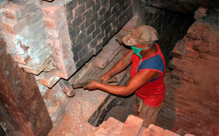 Trabajos que garantizarán el funcionamiento de otra caldera para la industria, con lo cual se elevará a otras 35 toneladas la generación de vapor. (Foto: Luis Machado Ordetx) Trabajos que garantizarán el funcionamiento de otra caldera para la industria, con lo cual se elevará a otras 35 toneladas la generación de vapor. (Foto: Luis Machado Ordetx)