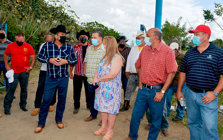 Máximas autoridades del Partido y el Gobierno en Villa Clara, junto a participantes en la capacitación a ganaderos. Máximas autoridades del Partido y el Gobierno en Villa Clara, junto a participantes en la capacitación a ganaderos.