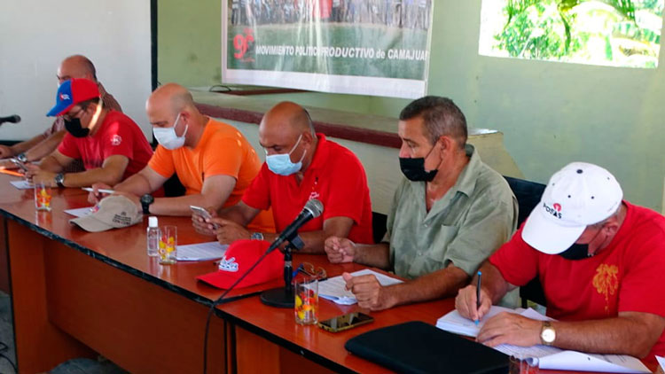 Primer secretario del PCC en la provincia y el gobernador de Villa Clara en reunión tras recorrido por fincas de Camajuaní. Primer secretario del PCC en la provincia y el gobernador de Villa Clara en reunión tras recorrido por fincas de Camajuaní.