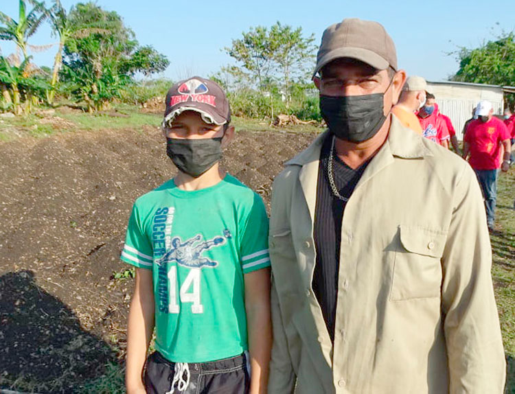Maykel Santana Martínez, productor de Camajuaní, junto a su hijo. Maykel Santana Martínez, productor de Camajuaní, junto a su hijo.