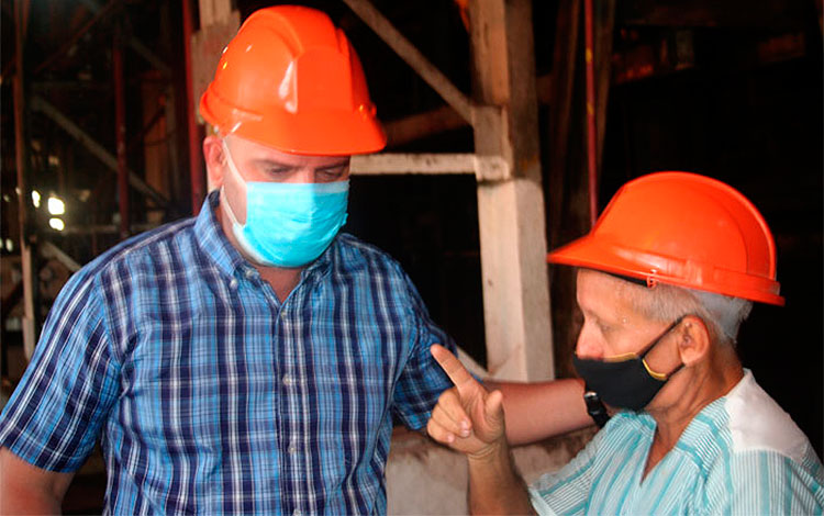 Osnay Miguel Colina conversa con Modesto Rojas, dirigente sindical azucarero. Osnay Miguel Colina conversa con Modesto Rojas, dirigente sindical azucarero.
