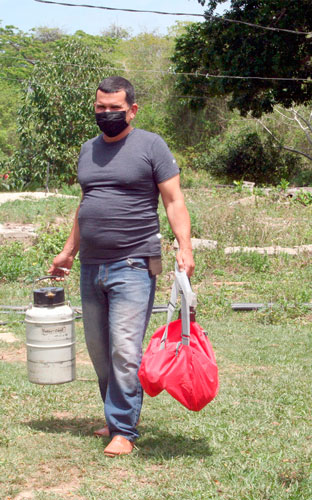 William Díaz Lazo, rumbo al campo, a una intensa jornada de inseminación de hembras en celo ubicadas en la finca. (Foto: Luis Machado Ordetx)