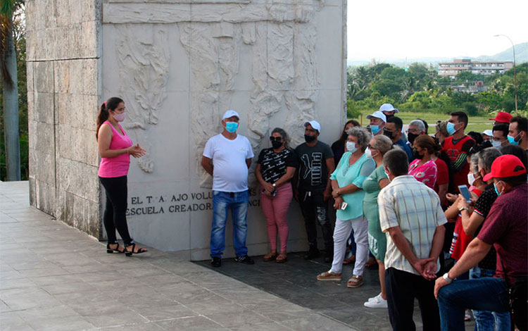 Tabacaleros villaclareños recorren la Plaza Comandante Ernesto Che Guevara, de Santa Clara. Tabacaleros villaclareños recorren la Plaza Comandante Ernesto Che Guevara, de Santa Clara.