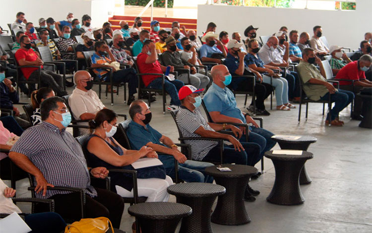 Encuentro entre productores agropecuarios y directivos del Turismo. Encuentro entre productores agropecuarios y directivos del Turismo.