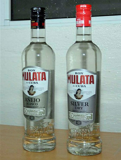 Botellas de ron Mulata Añejo Blanco y Silver Dry. Botellas de ron Mulata Añejo Blanco y Silver Dry.