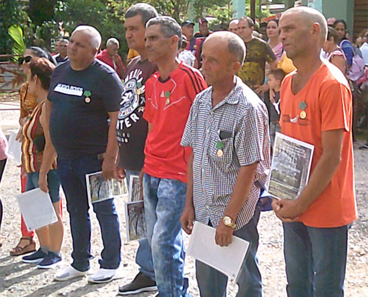 Trabajadores forestales reconocidos con la medalla ílvaro Barba. Trabajadores forestales reconocidos con la medalla ílvaro Barba.