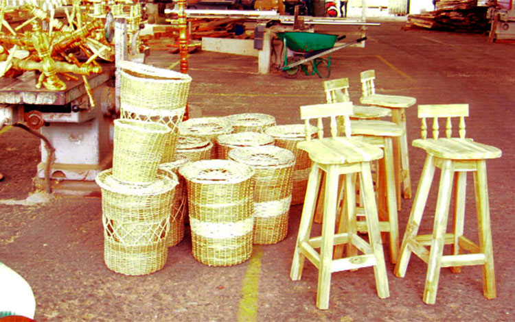 Muestra de producciones artesanales de trabajadores forestales de Manicaragua. Muestra de producciones artesanales de trabajadores forestales de Manicaragua.