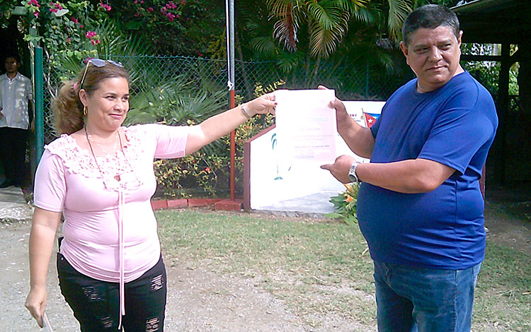 Yadira González Barroso, directora de la Empresa Agroforestal, reconoce a entidades del sector. Yadira González Barroso, directora de la Empresa Agroforestal, reconoce a entidades del sector.