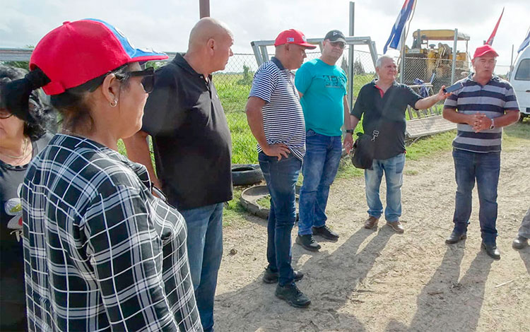 Primer secretario del Partido y el gobernador de Villa Clara durante el recorrido por fincas estatales y campesinas de la provincia. Primer secretario del Partido y el gobernador de Villa Clara durante el recorrido por fincas estatales y campesinas de la provincia.